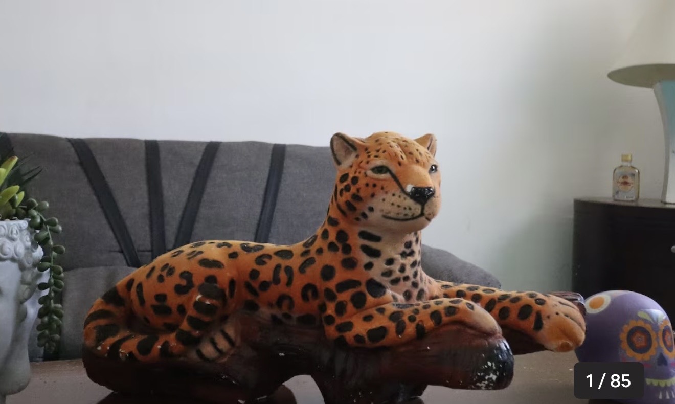 Sala de Chibi Balam con figura decorativa de jaguar